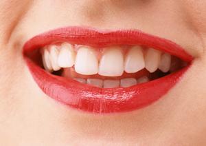 自宅でピンポイント美白ケアを行う